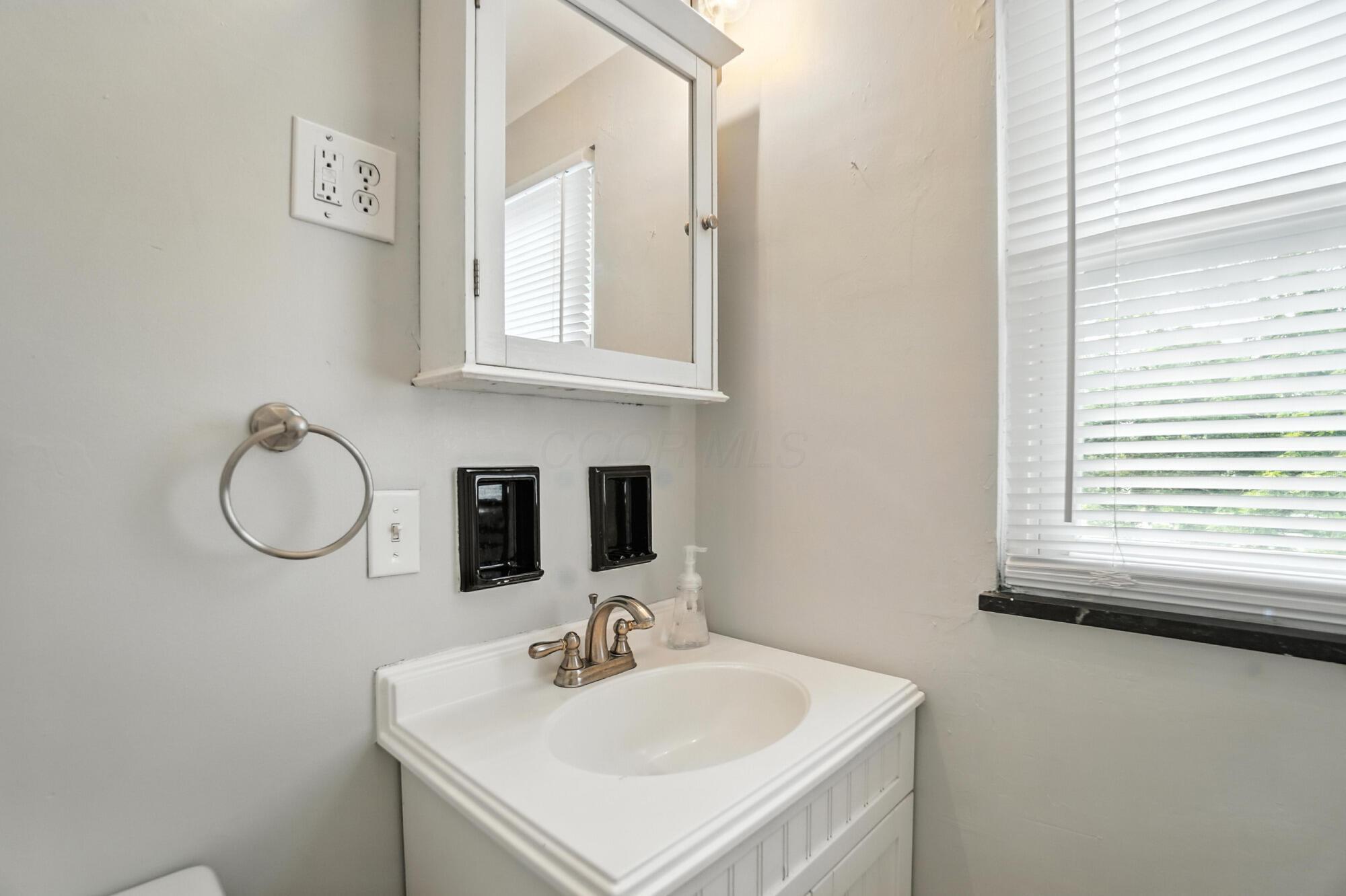 2079 Inchcliff Road Columbus, OH 43221 - Photo 27 of 36 028