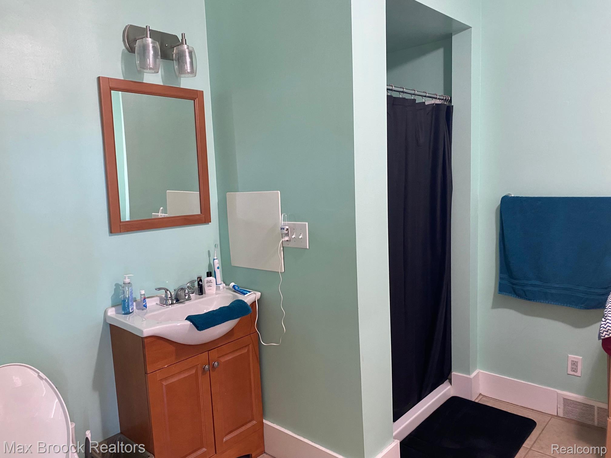 11809 Conant Hamtramck, MI 48212 - Photo 6 of 13 Full bath on first floor
