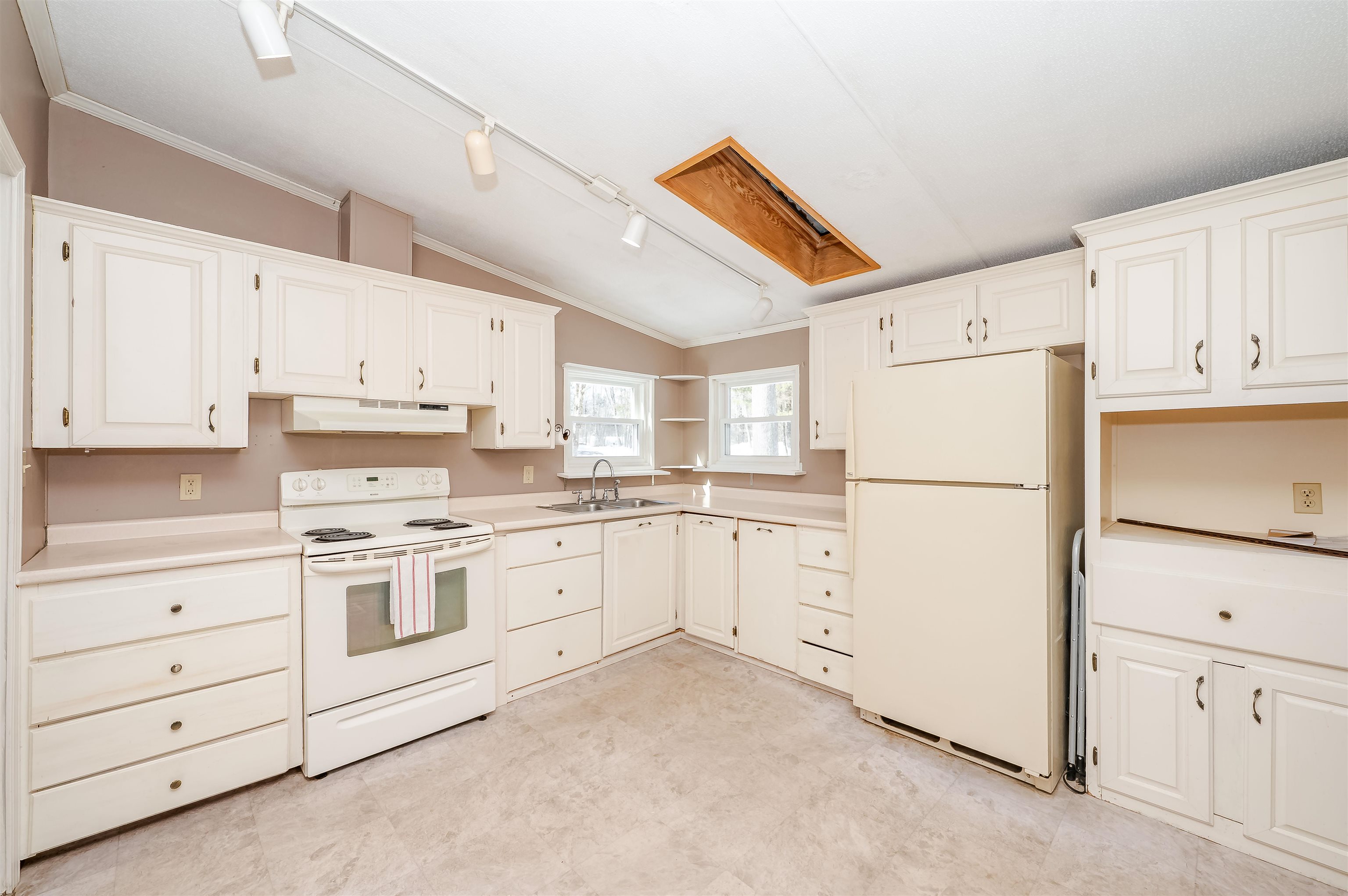 10 York Court Rochester, NH 03868 - Photo 5 of 45