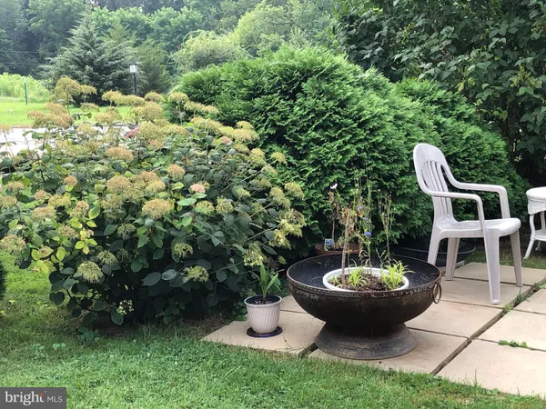 a white table sitting in a backyard of a house