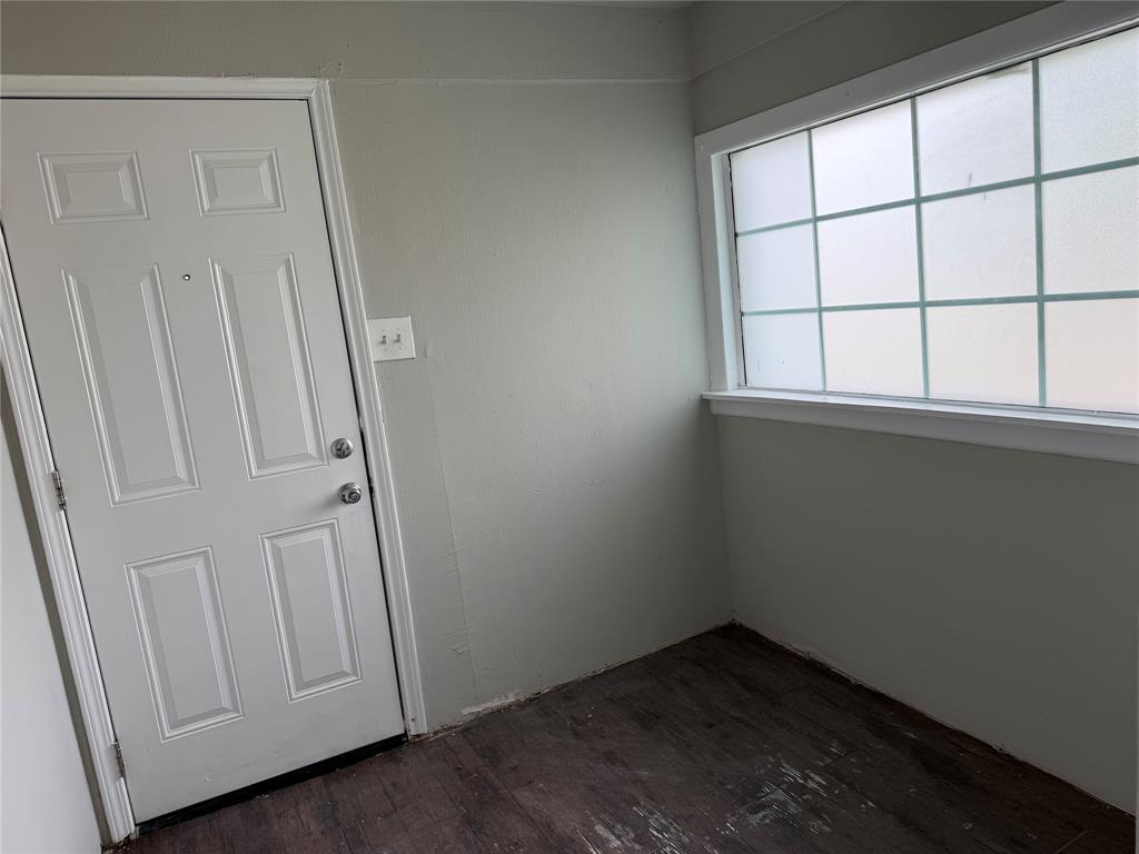 801 Wayne Street Dallas, TX 75223 - Photo 13 of 15 an empty room with wooden floor and windows