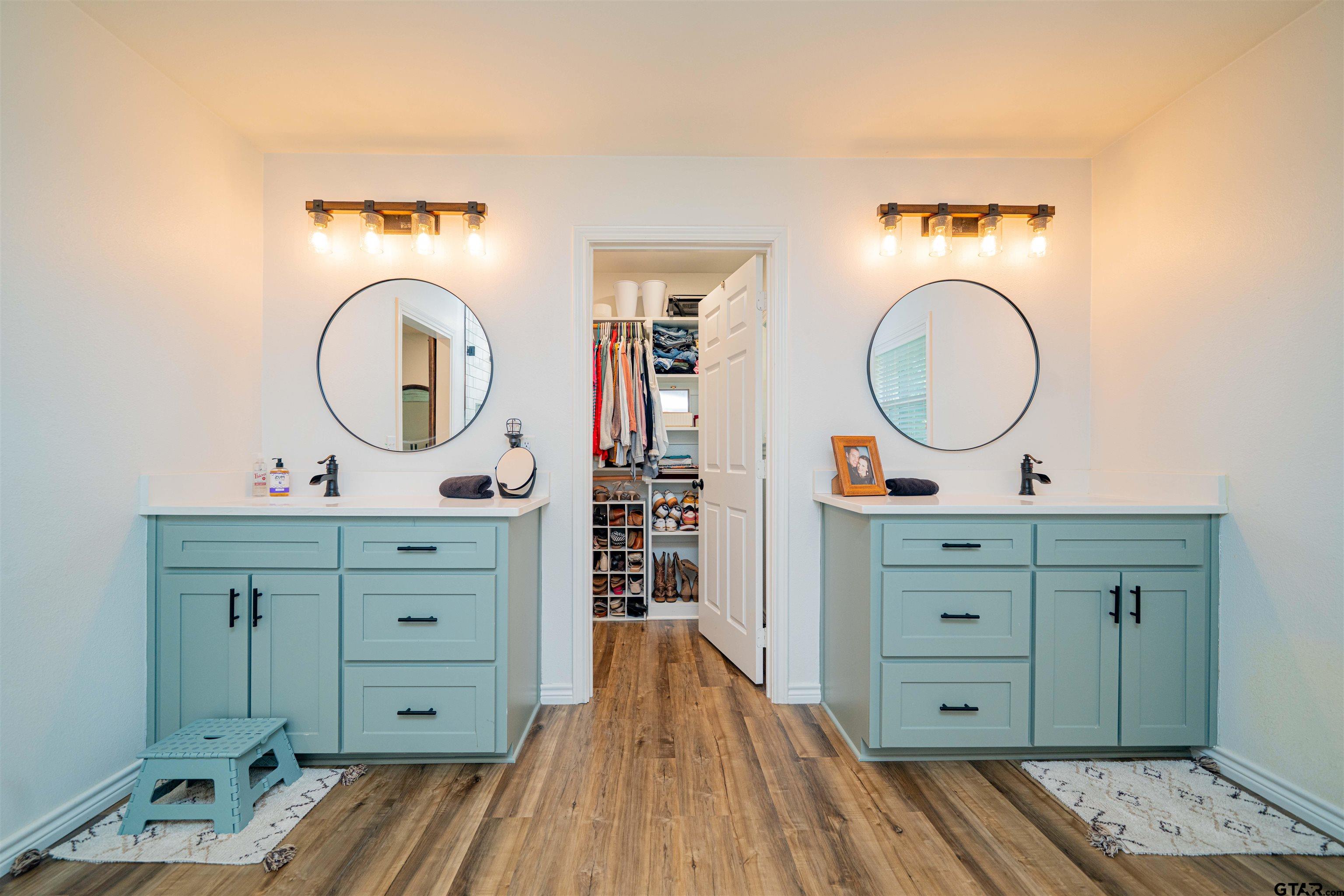 400 Crestview Hughes Springs, TX 75656 - Photo 15 of 32 a view of room with sink and mirror