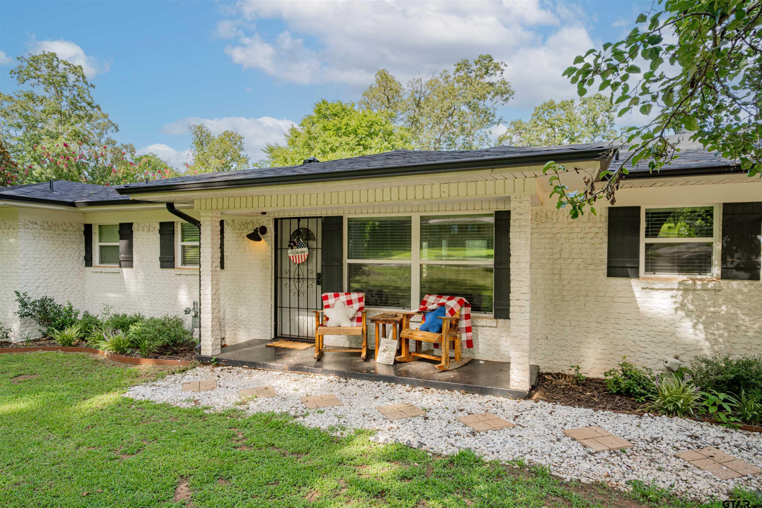 400 Crestview Hughes Springs, TX 75656 - Photo 4 of 32 a front view of a house with garden