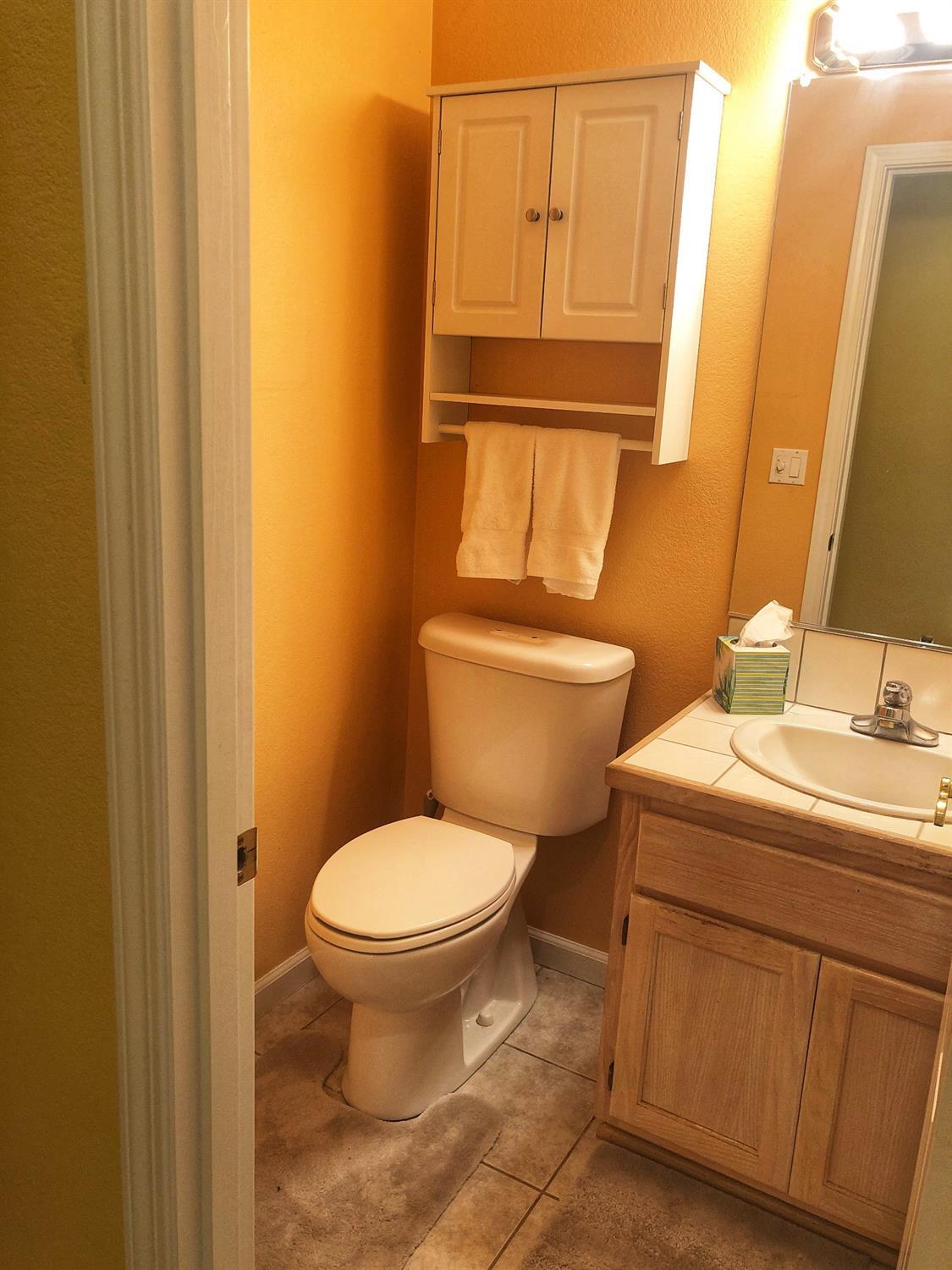 5915 Springcrest Way Klamath Falls, OR 97603 - Photo 5 of 24 Main level half bath