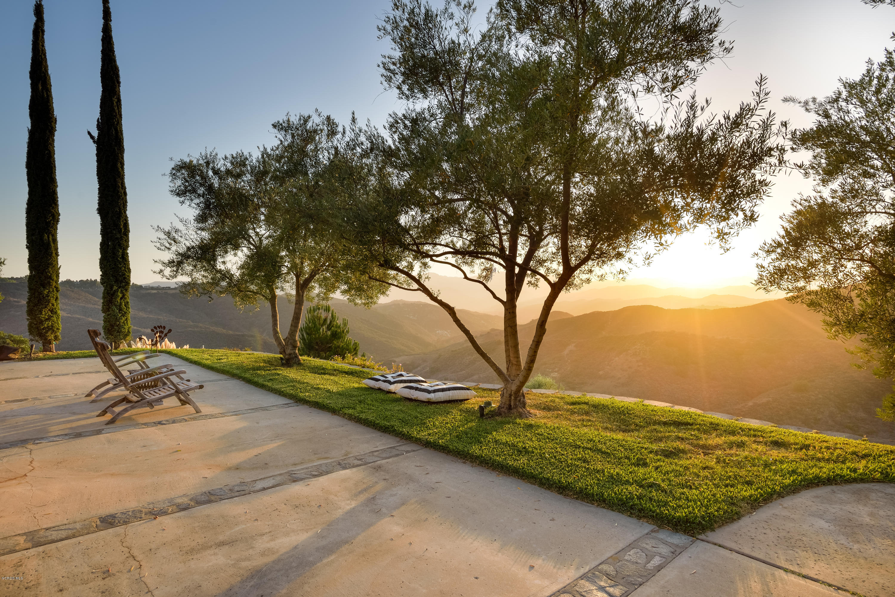 24353 Dry Canyon Cold Creek Road Calabasas, CA 91302 - Photo 7 of 36 a view of a backyard of the house