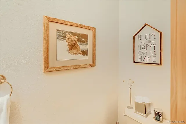 a picture of a wall with a picture on the wall