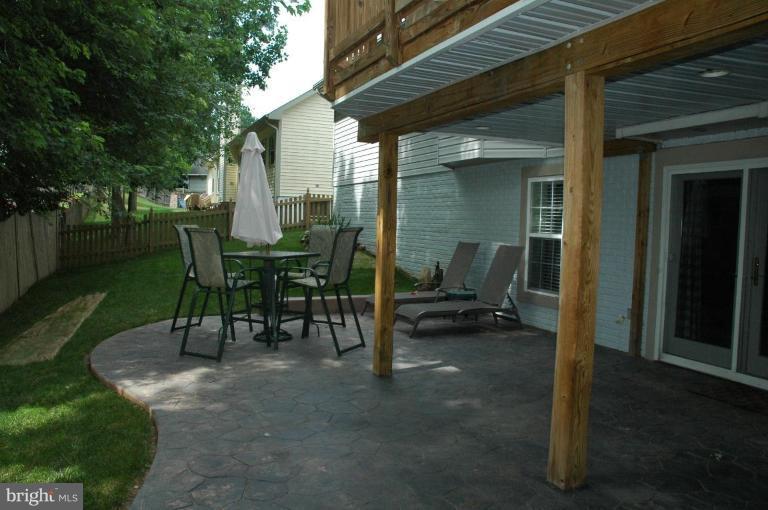 8303 Southstream Run Springfield, VA 22153 - Photo 5 of 30 Back yard
