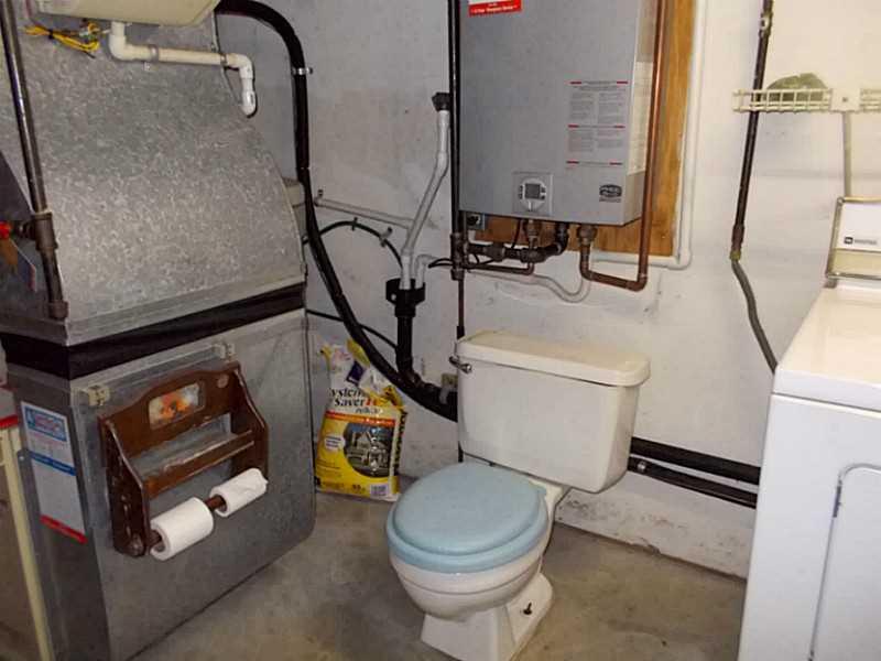 8918 Highland Road Pittsburgh, PA 15237 - Photo 22 of 25 Pittsburgh Toilet!