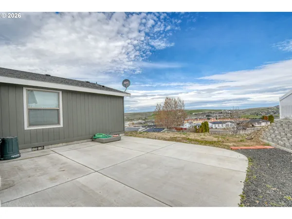 $349,000 | 3027 Southwest Terrace Drive, Pendleton, OR 97801