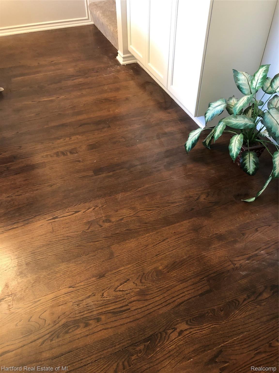23725 Middlebelt Road Farmington, MI 48336 - Photo 9 of 36 Oak hardwoods in kitchen.JPG