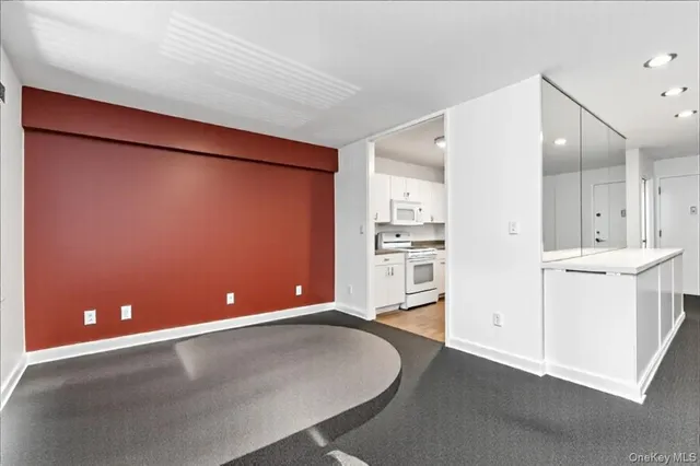 $399,000 | 25 Chapel Place, Unit 2D, Great Neck, NY 11021