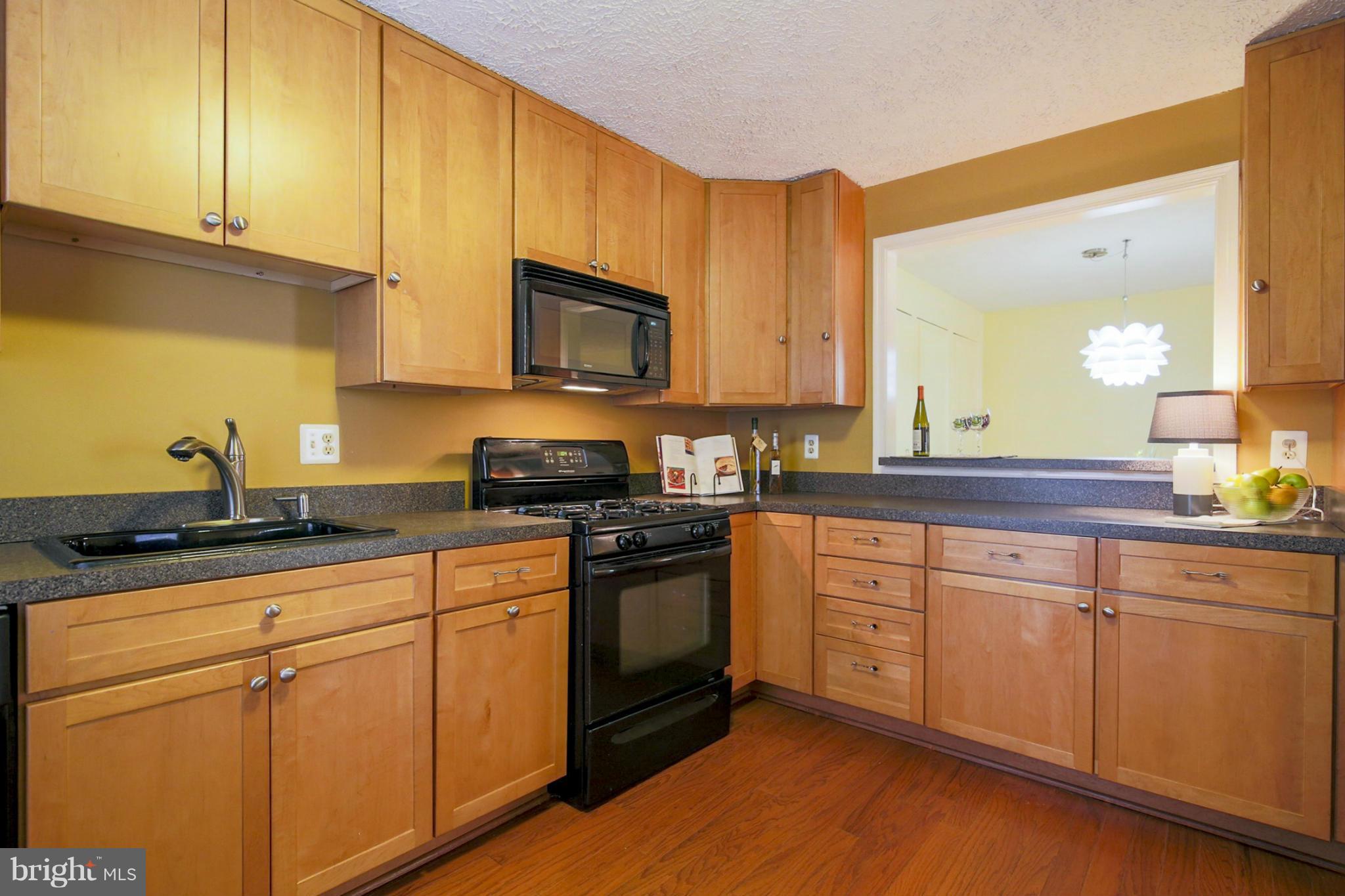 10153 Oakton Terrace Road, Unit 10153 Oakton, VA 22124 - Photo 6 of 23 Kitchen