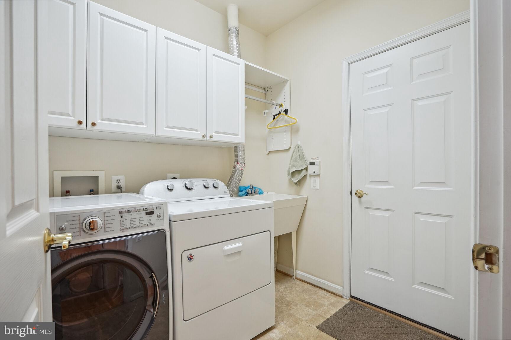 12036 Rutherglen Place Bristow, VA 20136 - Photo 31 of 39 Main level laundry with cabinets & tub