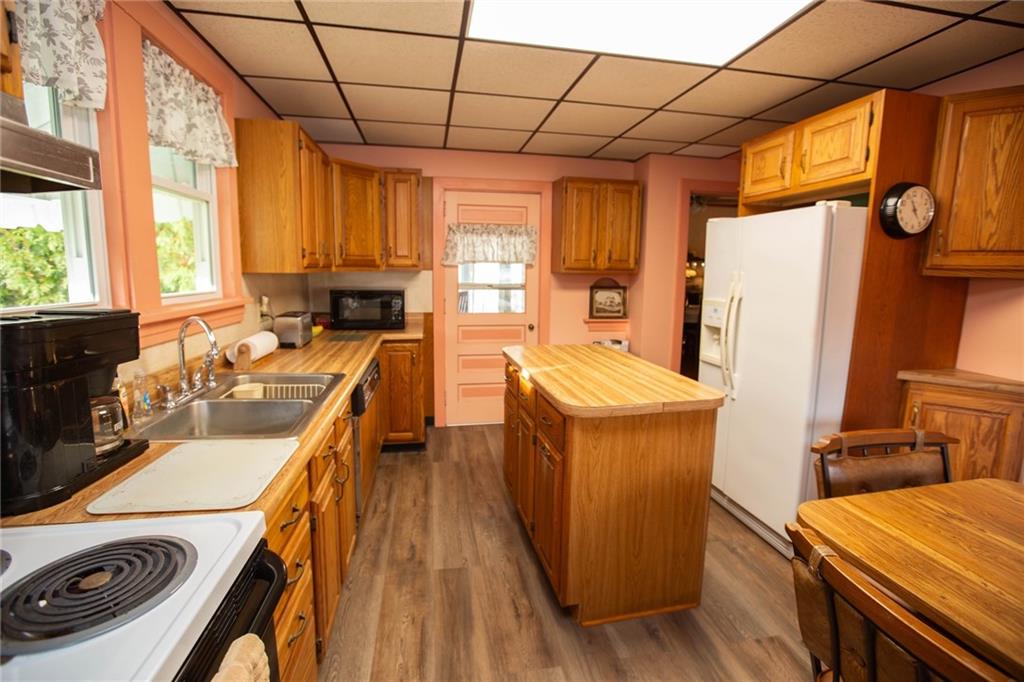 195 West W Railroad Road Sycamore, PA 15364 - Photo 31 of 50 a kitchen that has a sink and a stove in it