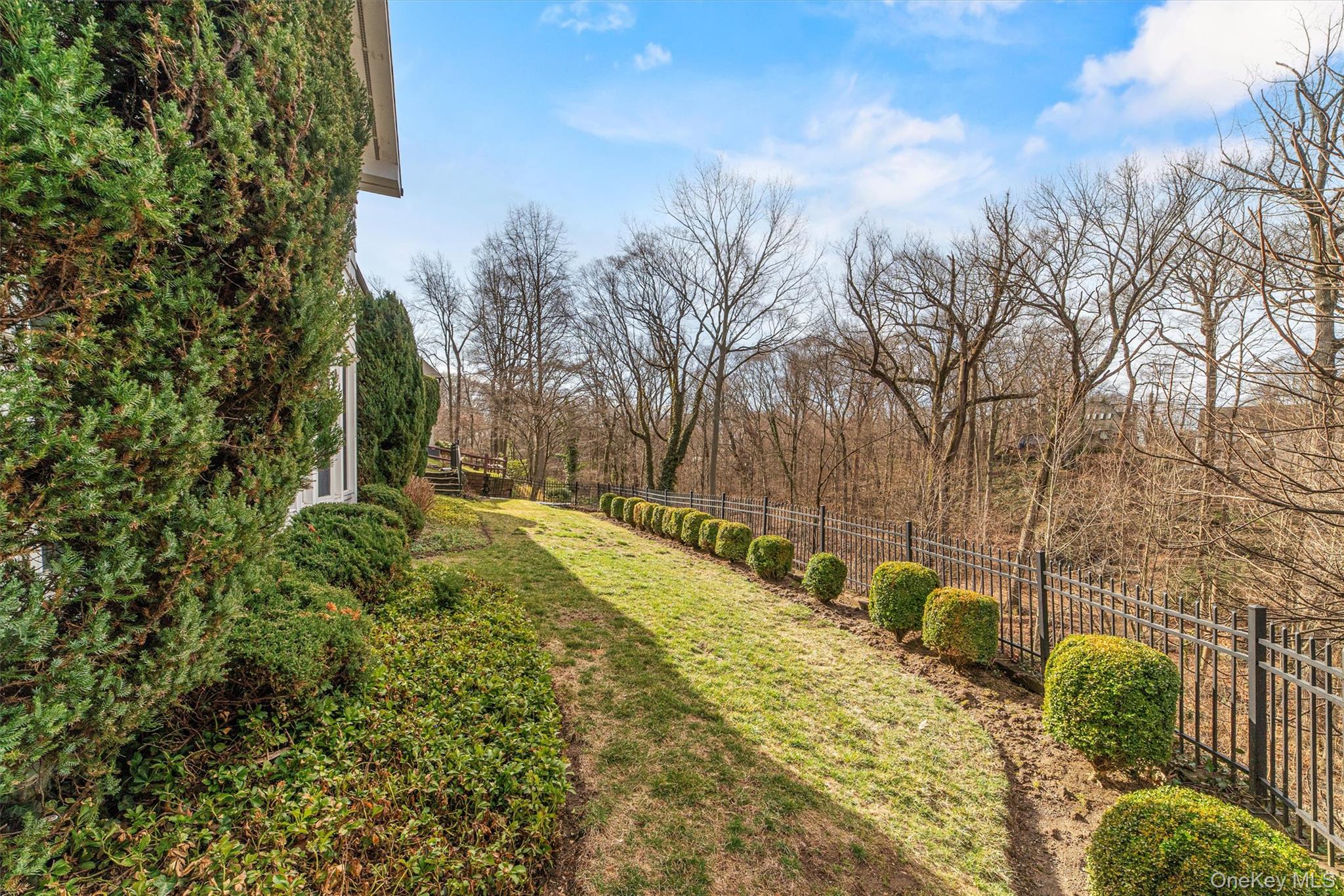 52 Oakledge Road Bronxville, NY 10708 - Photo 35 of 39 View of yard with fence
