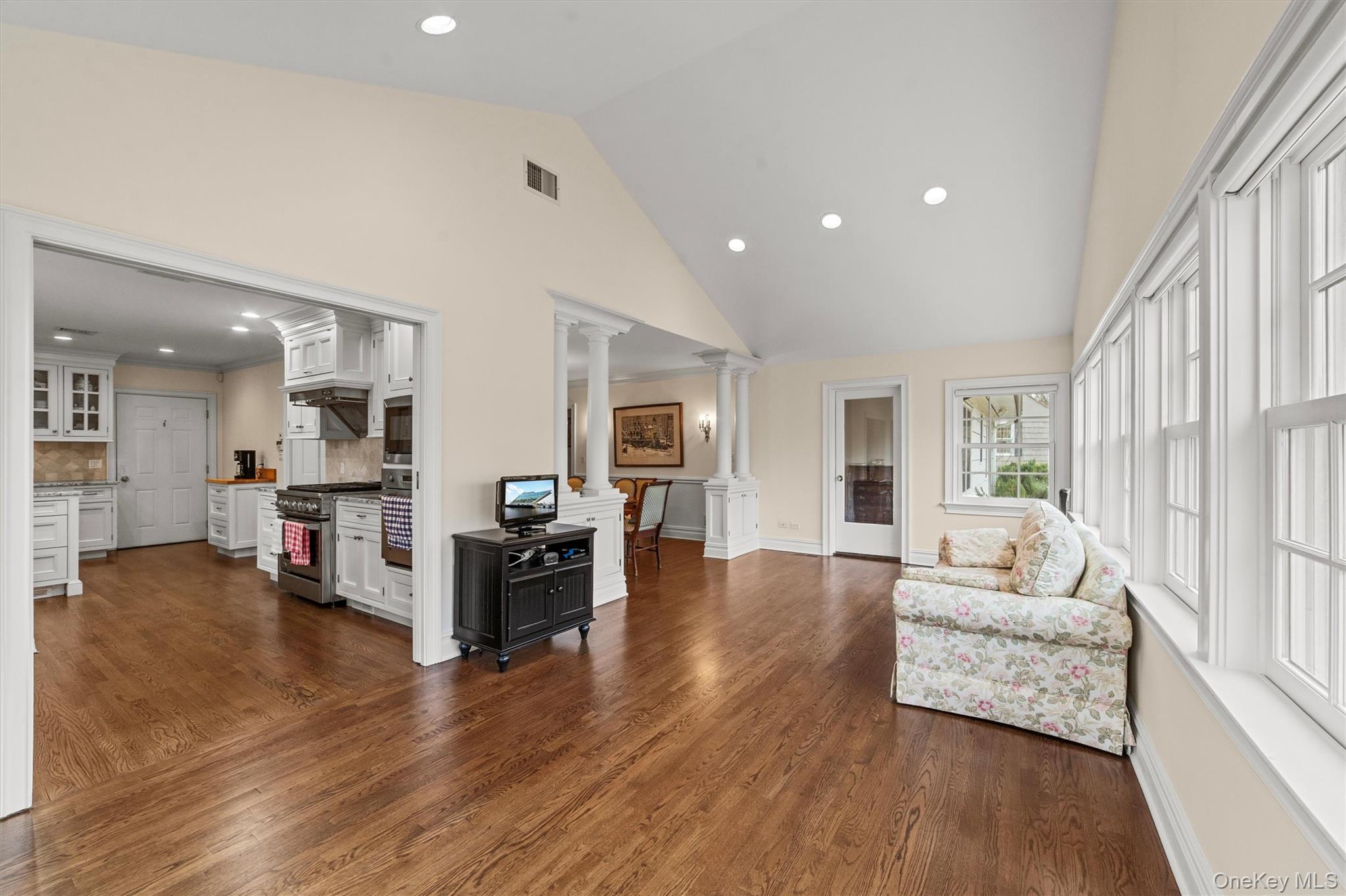 52 Oakledge Road Bronxville, NY 10708 - Photo 7 of 39