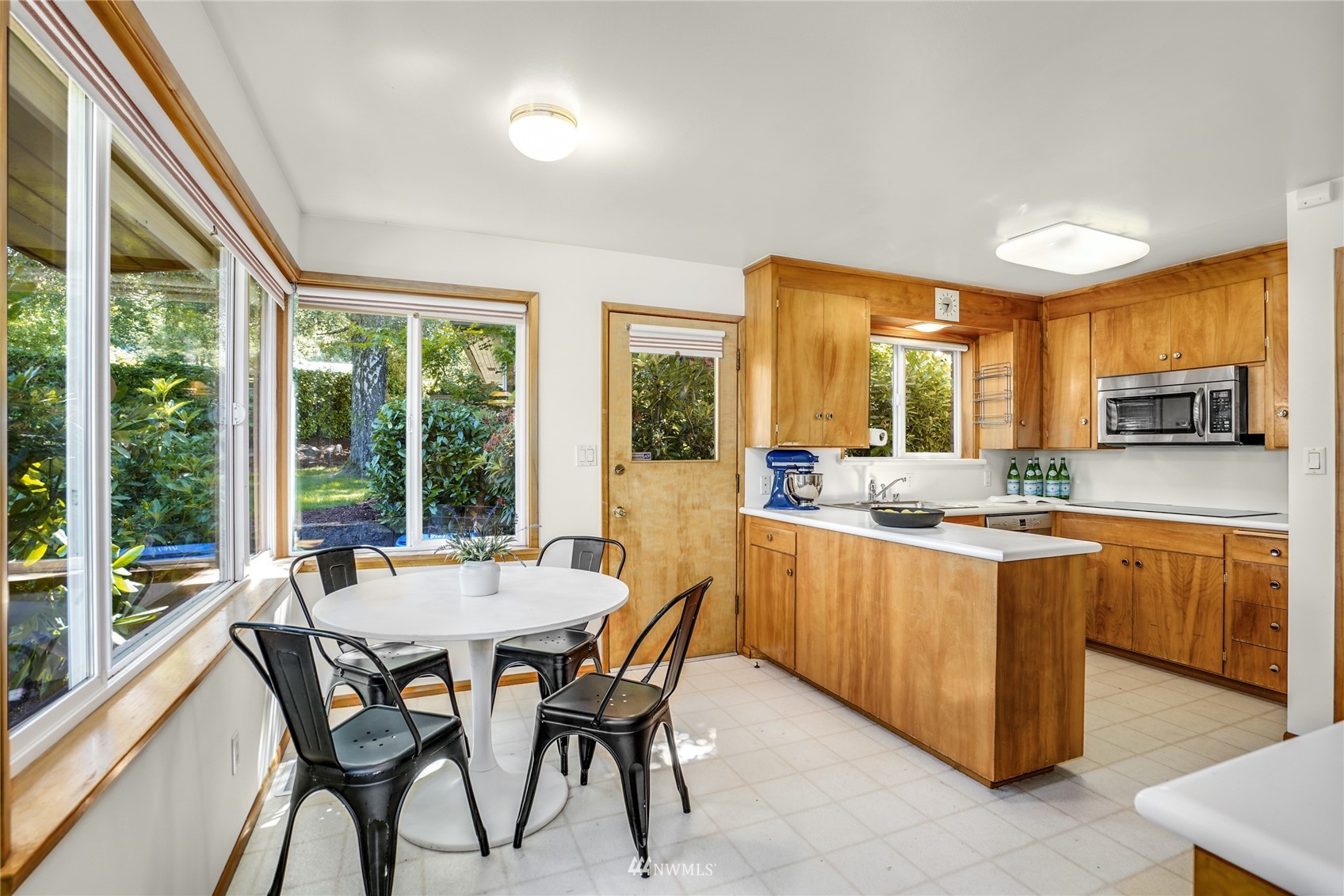 4101 Southwest Barton Street Seattle, WA 98136 - Photo 9 of 36 Gallery Image 9