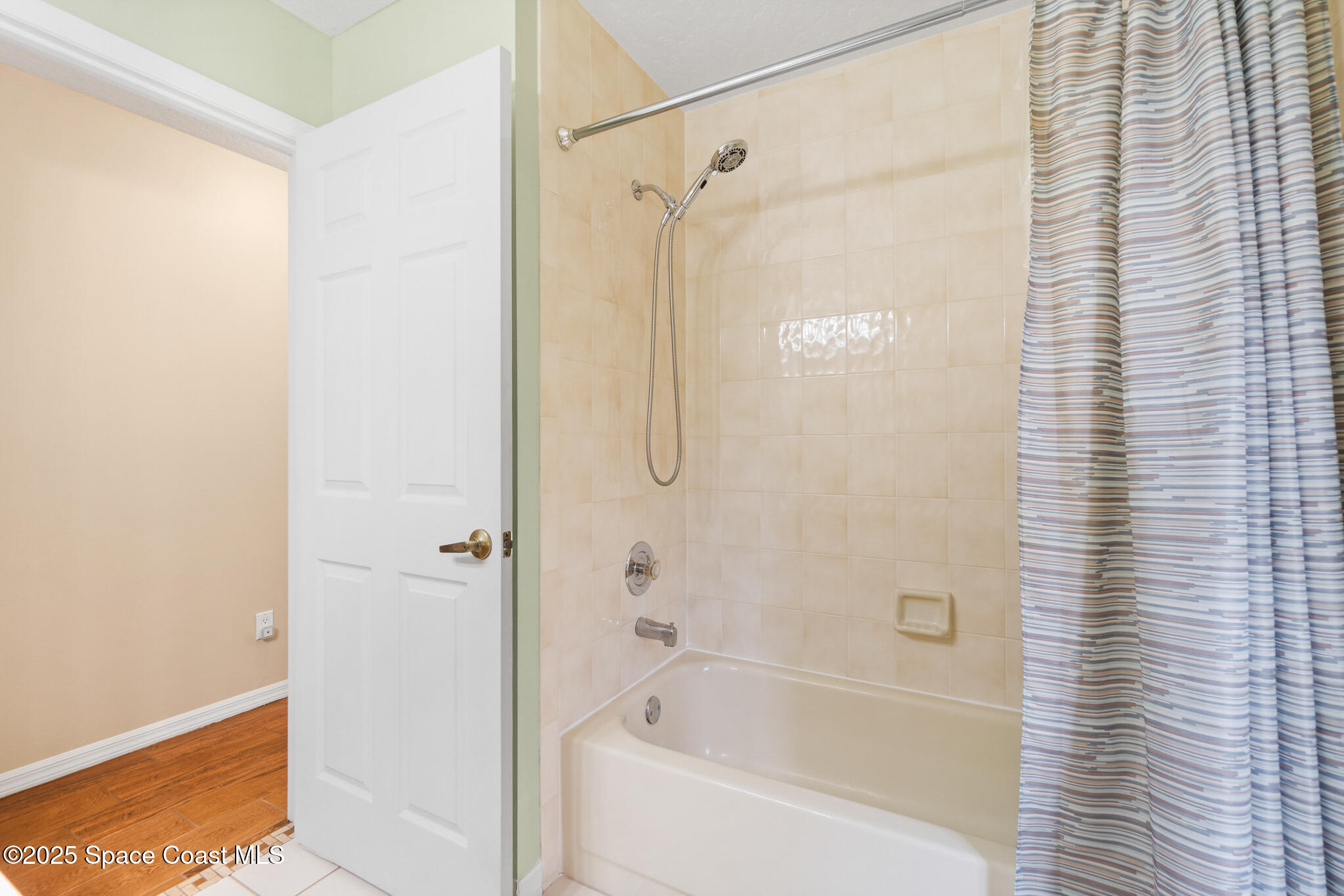 4808 Springwater Circle Melbourne, FL 32940 - Photo 24 of 38 a bathroom with a bathtub