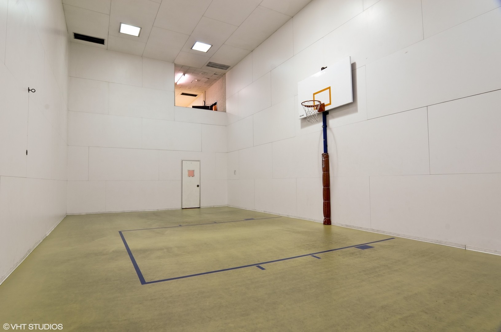 211 East Ohio Street, Unit 809 Chicago, IL 60611 - Photo 13 of 17 a view of a livingroom with a ceiling fan and window