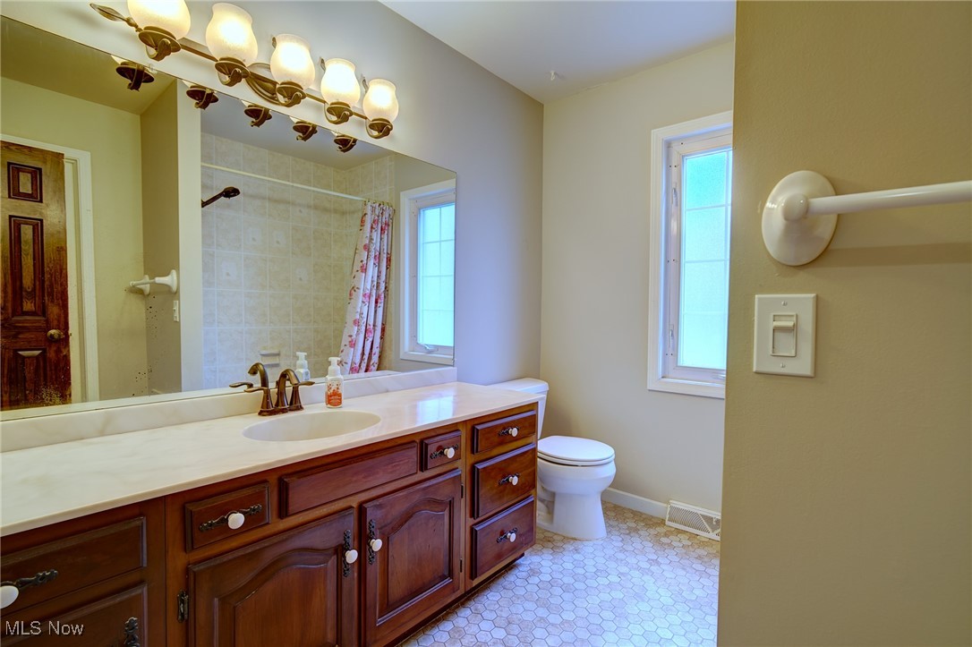 4450 Poe Road Medina, OH 44256 - Photo 25 of 40 Second floor full bath