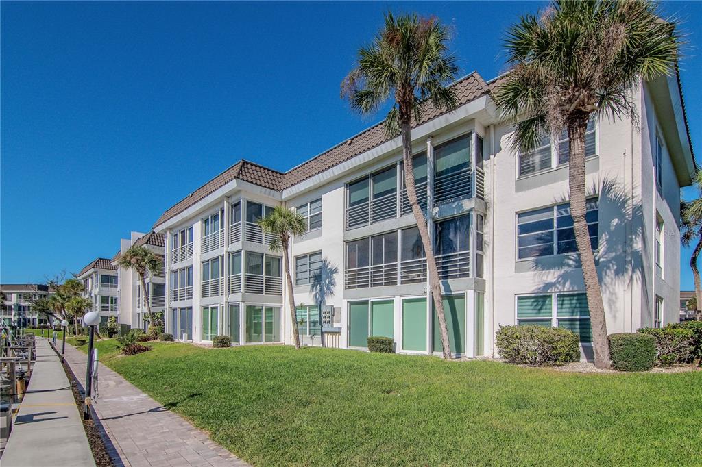4390 Exeter Drive, Unit 305 Longboat Key, FL 34228 - Photo 73 of 78 front view of a building
