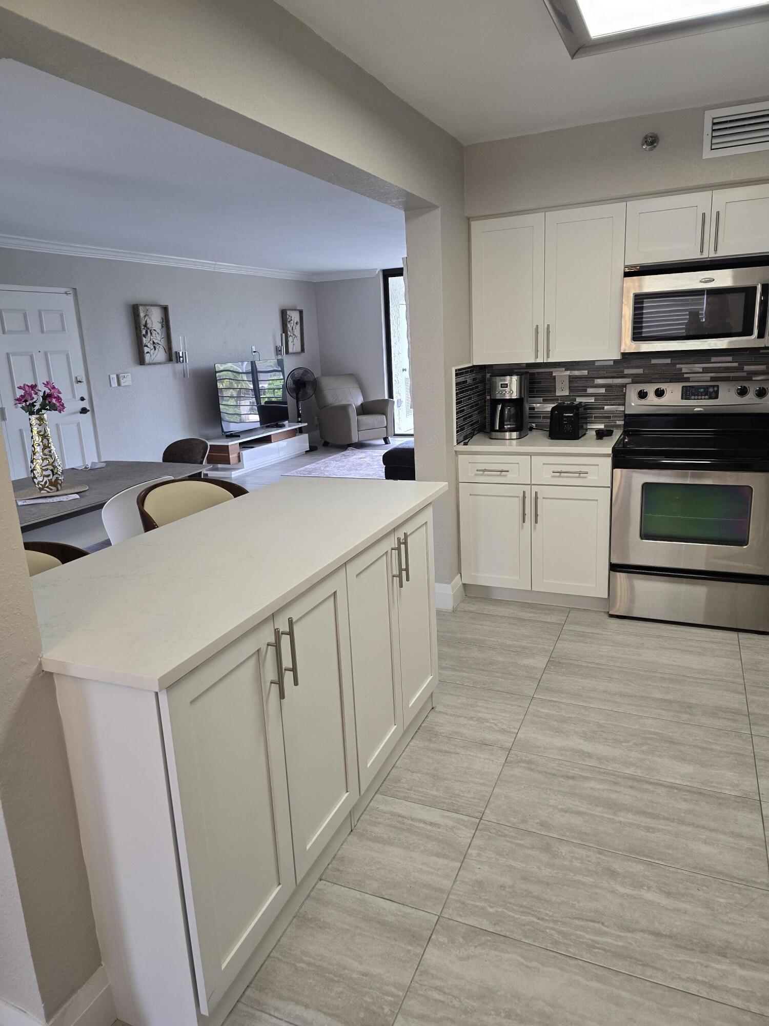 7580 Regency Lake Drive, Unit 402 Boca Raton, FL 33433 - Photo 5 of 28 1000056618