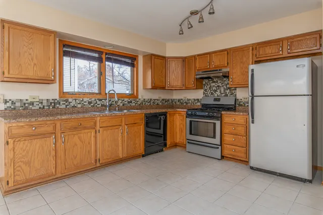 $359,900 | 97 Mark Lane, Fox Lake, IL 60020