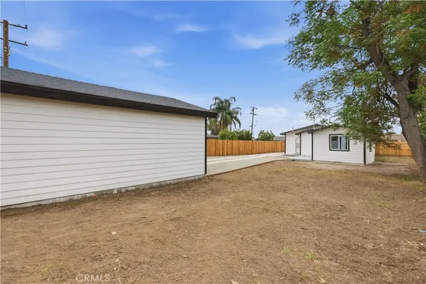a view of backyard of house