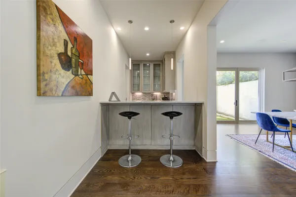 a view of backyard with garden