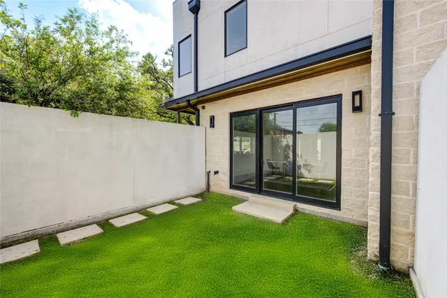a view of a house with backyard and porch