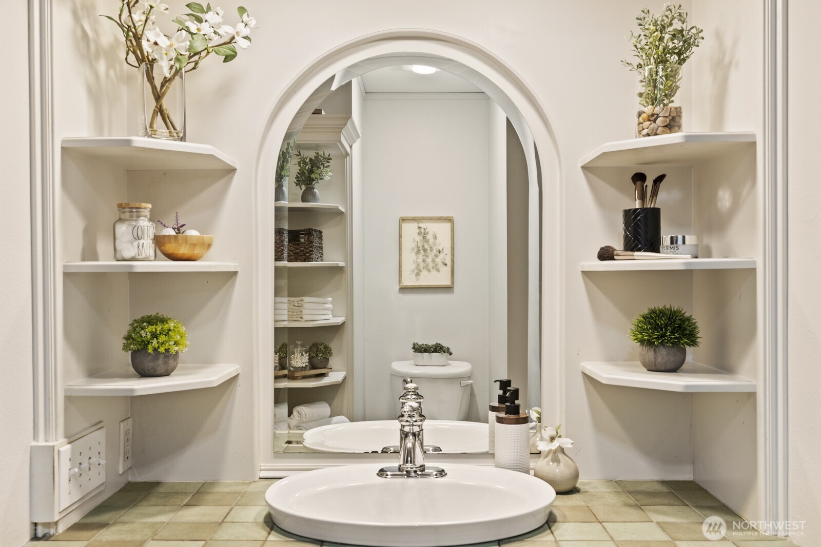 2350 10th Avenue East, Unit 227 Seattle, WA 98102 - Photo 19 of 34 a dining room with a table and chairs