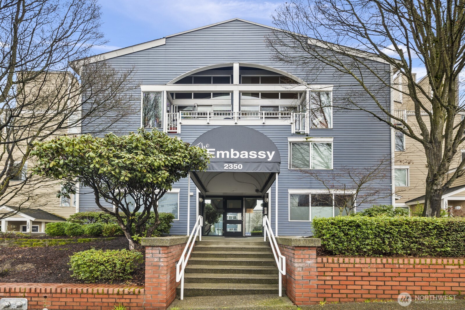 2350 10th Avenue East, Unit 227 Seattle, WA 98102 - Photo 30 of 34 a front view of a building with a garden