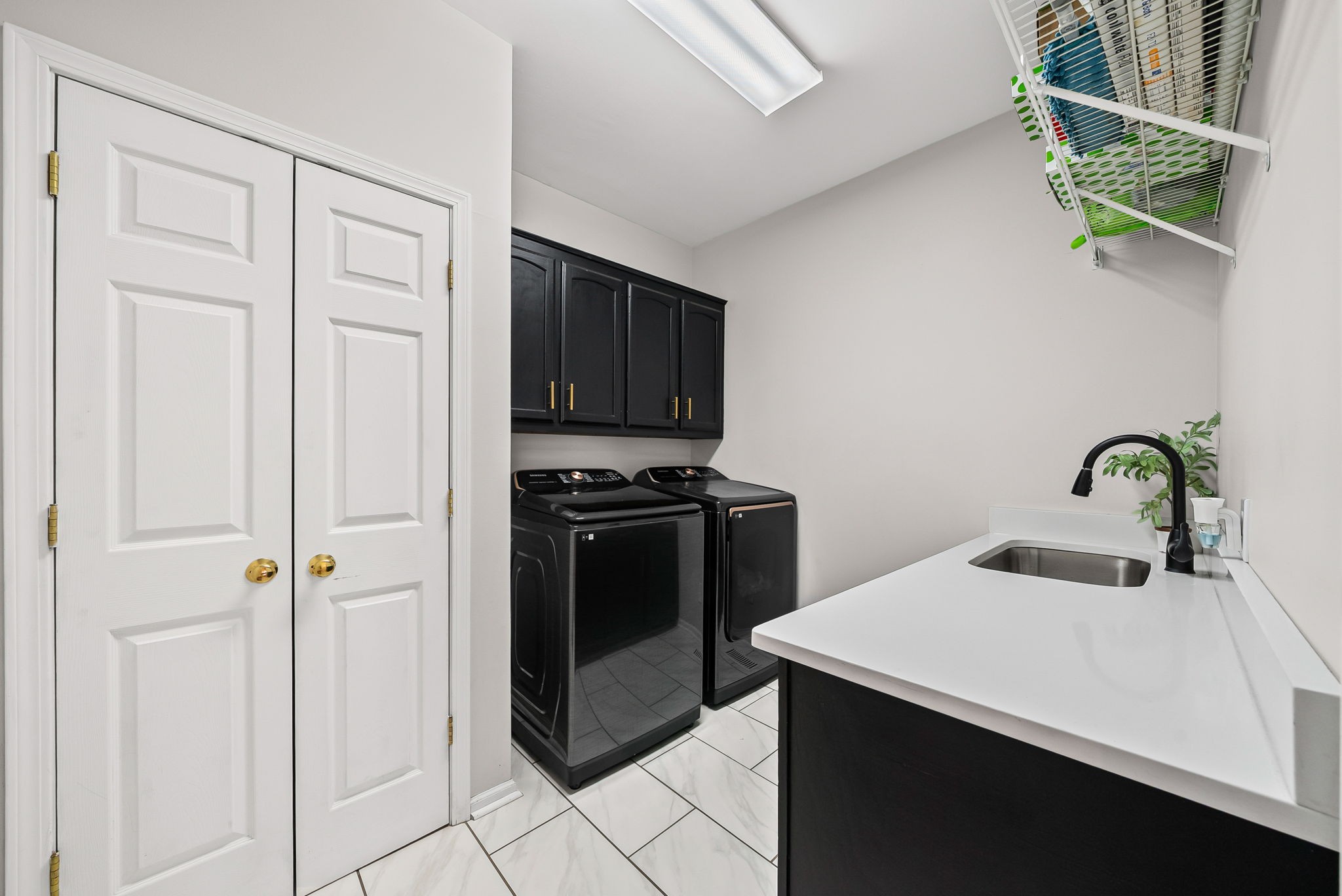 508 Sheffield Road Hopkinsville, KY 42240 - Photo 27 of 65 a kitchen with a sink and a stove