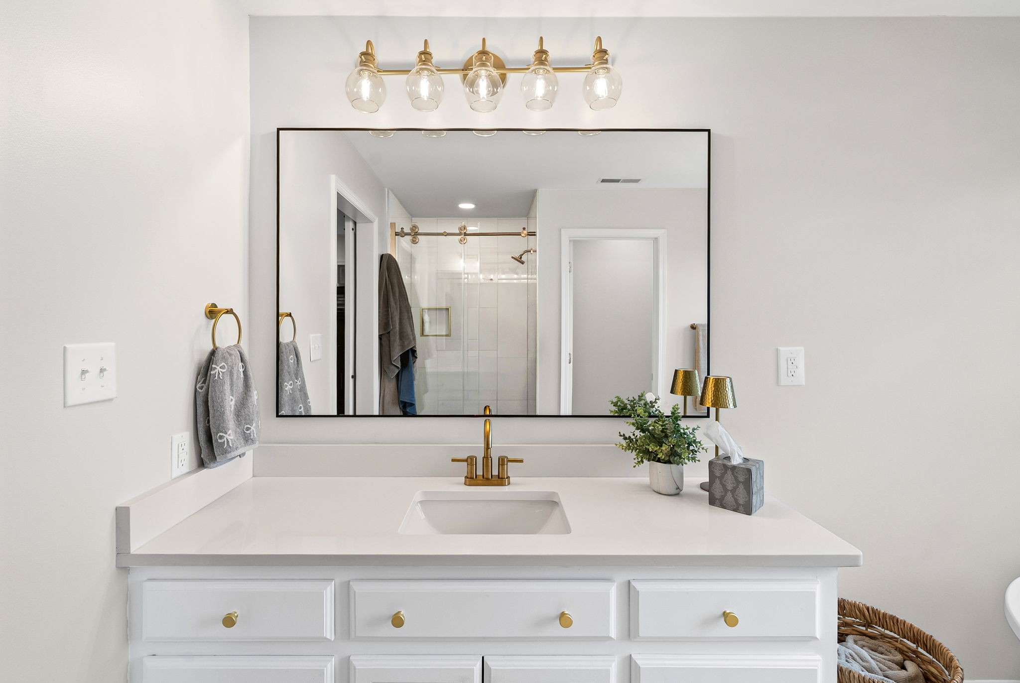 508 Sheffield Road Hopkinsville, KY 42240 - Photo 35 of 65 a bathroom with a sink vanity and a mirror
