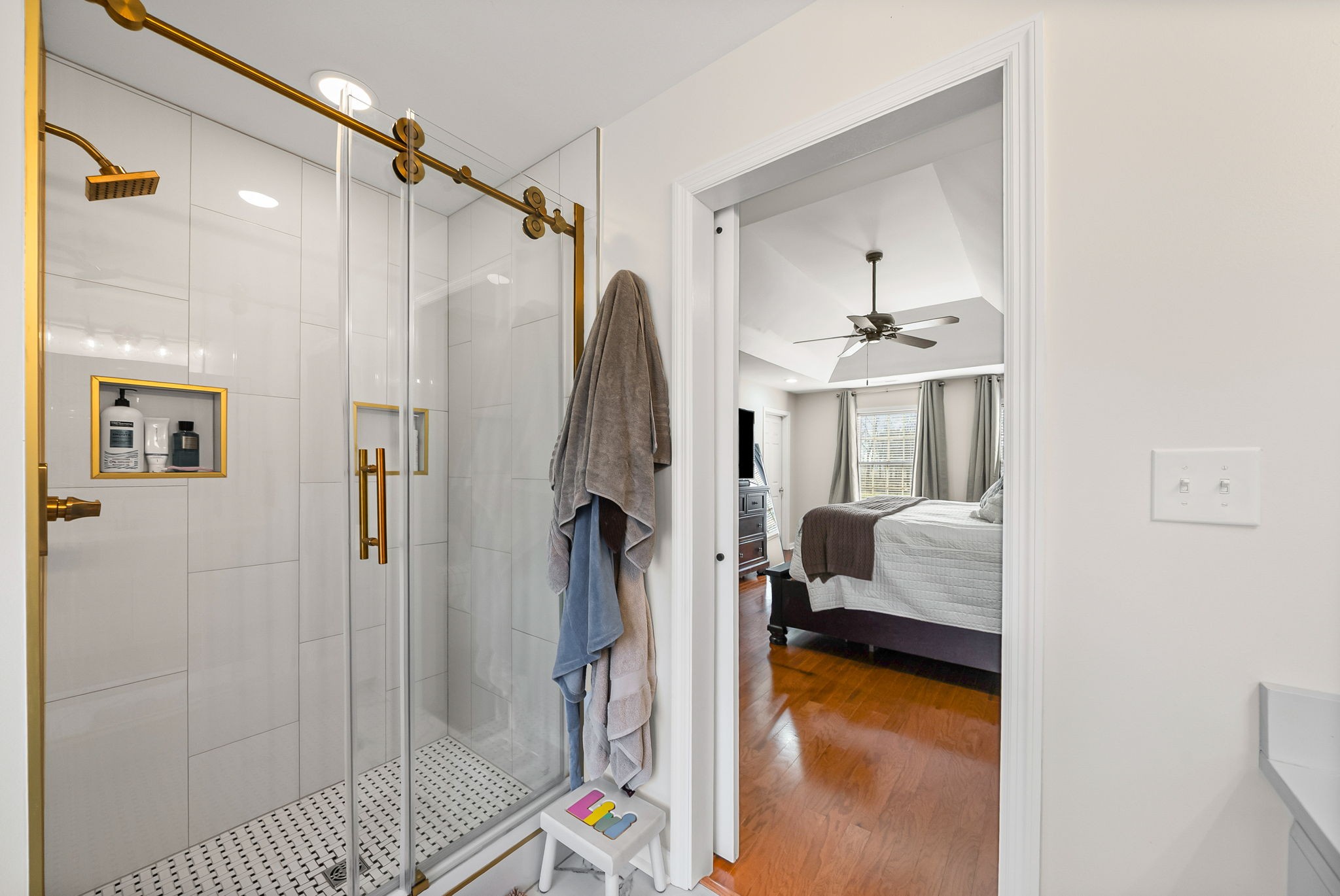 508 Sheffield Road Hopkinsville, KY 42240 - Photo 36 of 65 a en suite bathroom with a tub shower and a sink