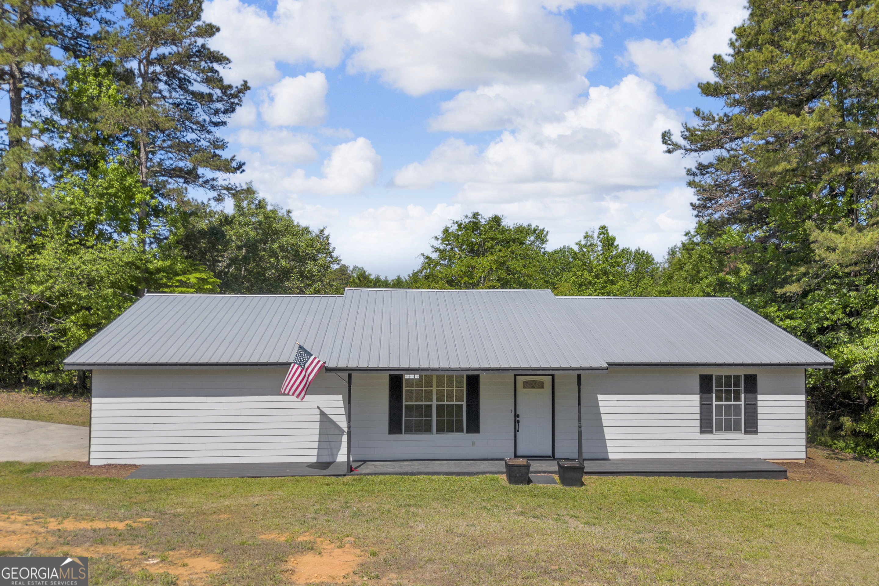 248 Highland Estates Commerce, GA 30529 - Photo 2 of 57 a front view of a house with garden