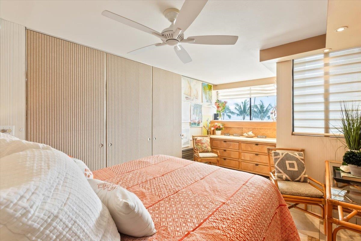 191 North Kihei Road, Unit 402 Kihei, HI 96753 - Photo 4 of 48 a bedroom with a large bed and a window