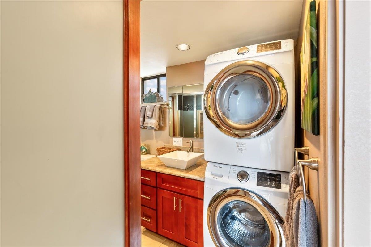 191 North Kihei Road, Unit 402 Kihei, HI 96753 - Photo 8 of 48 a utility room with dryer and washer