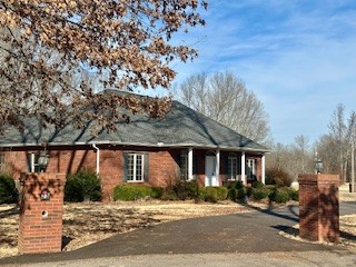 25 Max Drive Paris, TN 38242 - Photo 4 of 32 a front view of a house with a tree