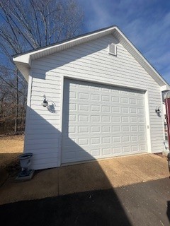 25 Max Drive Paris, TN 38242 - Photo 5 of 32 a front view of a house with a garage