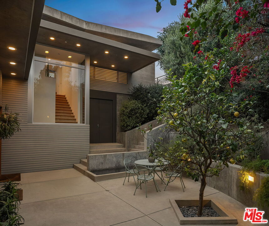 901 Kenter Way Los Angeles, CA 90049 - Photo 28 of 31