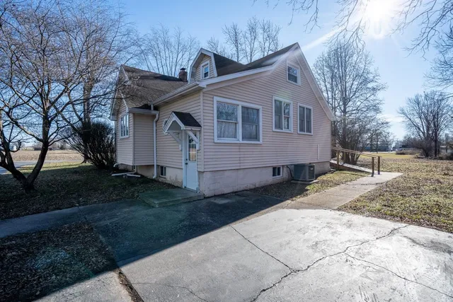 $215,000 | 401 North Jenette Avenue, Buckner, IL 62819