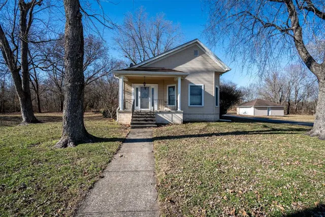 $215,000 | 401 North Jenette Avenue, Buckner, IL 62819