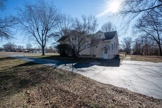 $215,000 | 401 North Jenette Avenue, Buckner, IL 62819