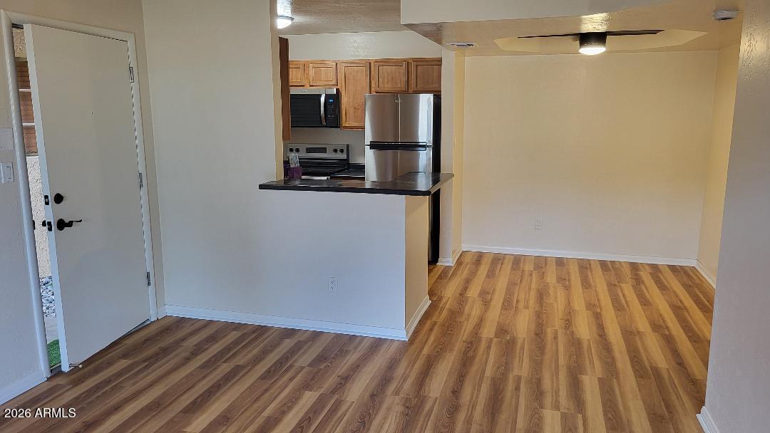 3845 East Greenway Road, Unit 121 Phoenix, AZ 85032 - Photo 2 of 28 Kitchen, Lvg Rm