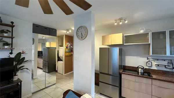 $2,100 | 842 Meridian Avenue, Unit 1E, Miami Beach, FL 33139