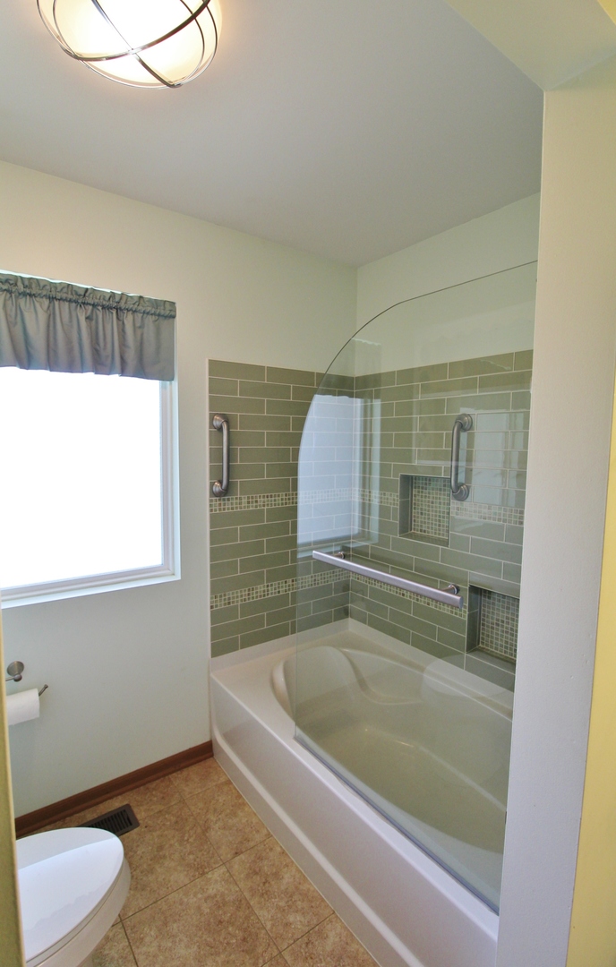 2005 Mountain Road Morris, IL 60450 - Photo 21 of 30 a bathroom with a tub and window