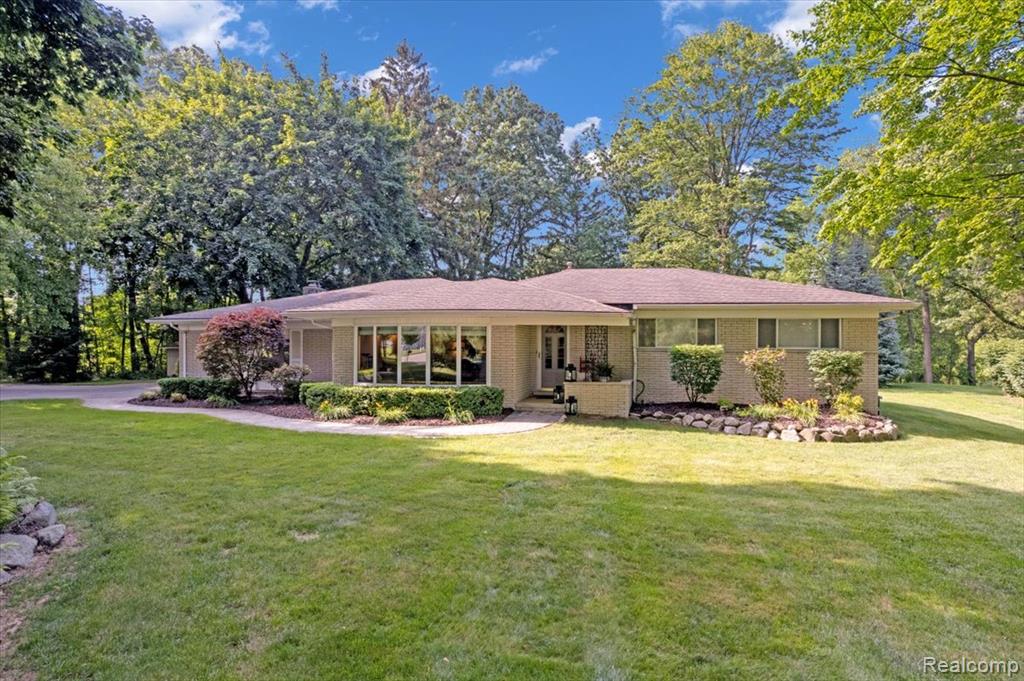 6875 Hubbard Road Clarkston, MI 48348 - Photo 2 of 43