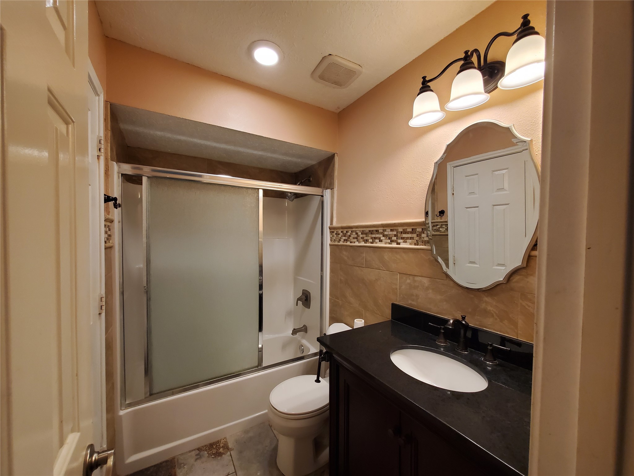 2107 Tower Bridge Road Pearland, TX 77581 - Photo 4 of 4 Hallway bath