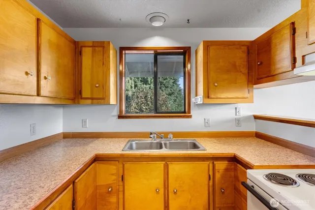 a view of an empty room with a ceiling fan